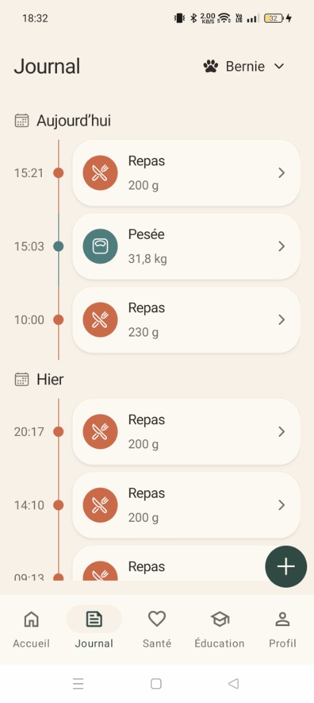 Journal Pawpeo listant repas et pesées sur une timeline